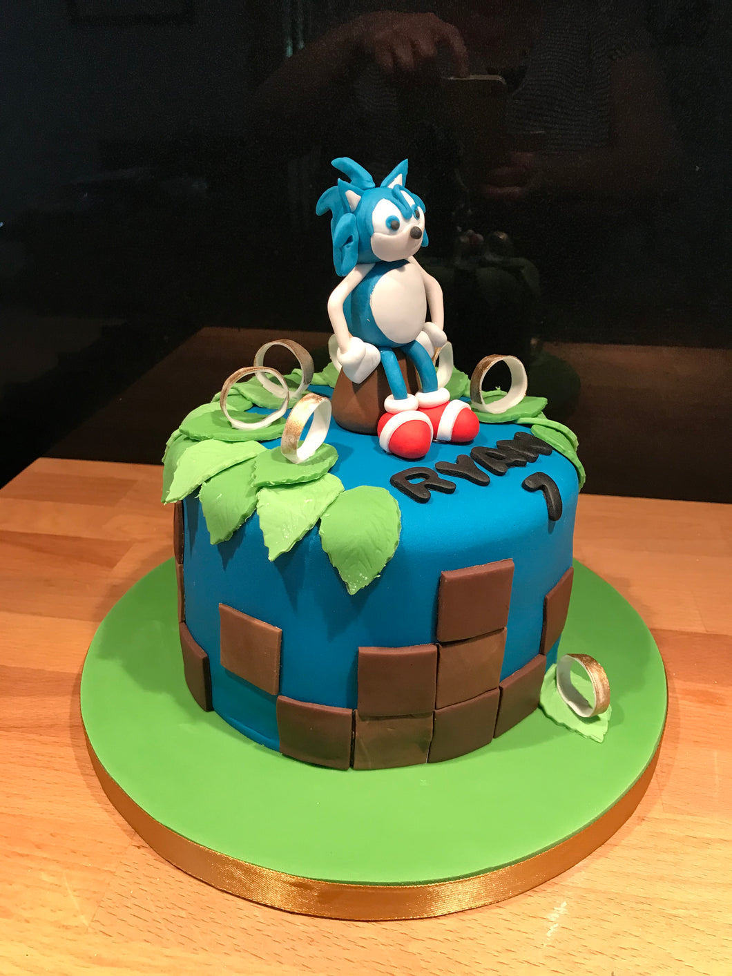 I made this Sonic cake for my niece's birthday : r/SonicTheHedgehog
